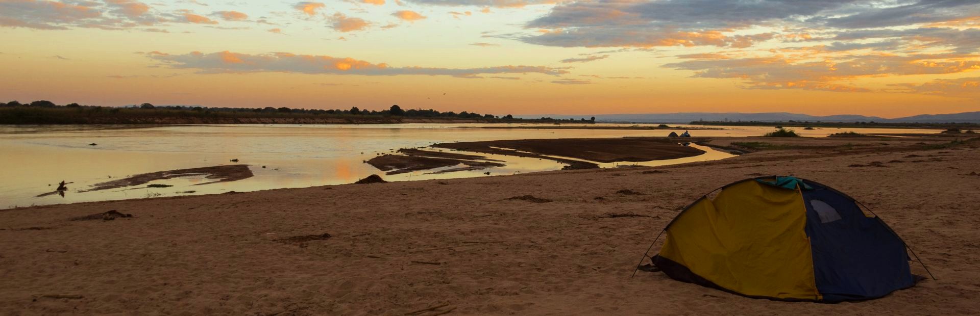 Camping am Fluss Strand in Madagaskar