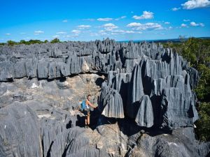 Madagaskar Tsingy de Bemaraha Frau wandert