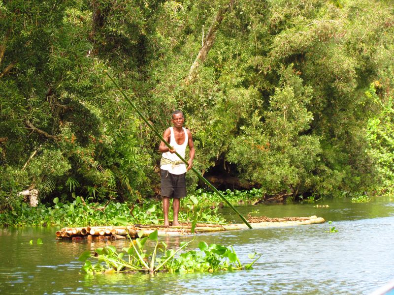 Flussfahrt im grĂĽnen Madagaskar