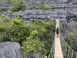 Frau auf einer Hängebrücke bei Ankarana Madagaskar