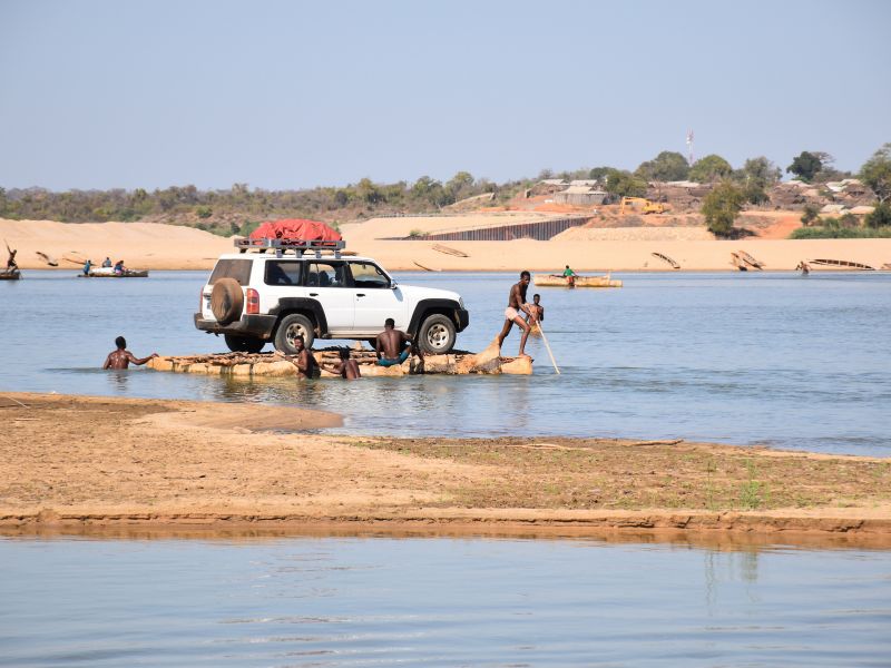 Mit dem Auto durch den Fluss in Madagaskar