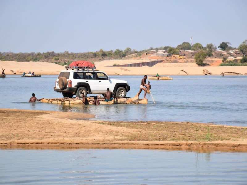 Mit dem Wagen durch den Tsingy River Madagaskar