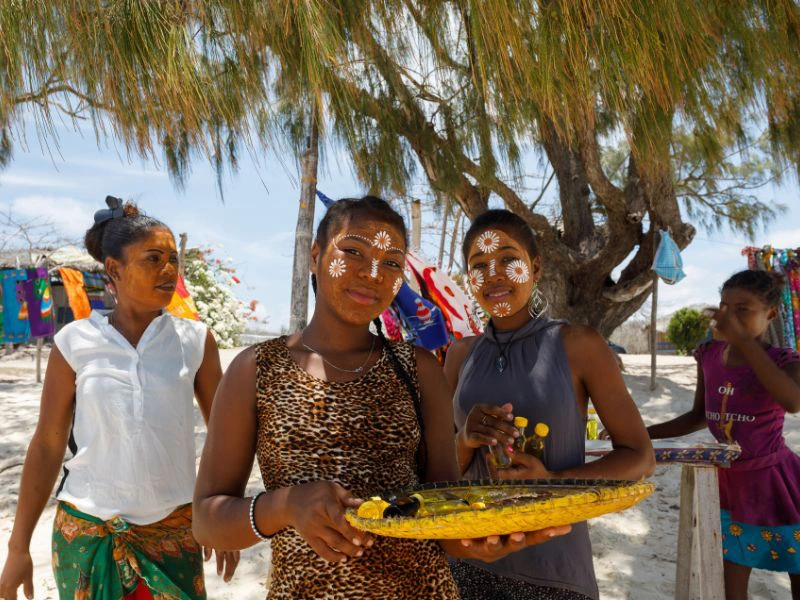 Diego Suarez Einheimische am Strand Madagaskar