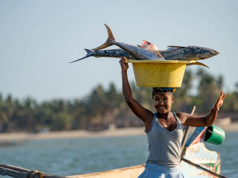Frau mit Eimer auf dem Kopf Madagaskar