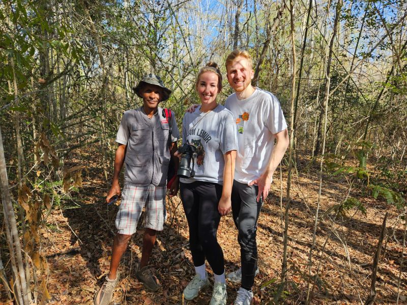 Reisende mit Guide im Kirindy Reservat Madagaskar