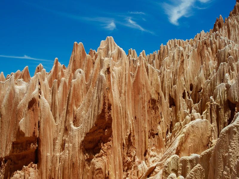 Rote Tsingy mit blauem Himmel im Hintergrund Madagaskar