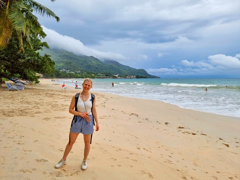 Frau am Strand von Mahé Seychellen