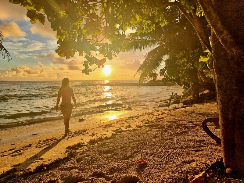 Seychellen Praslin Frau am Strand
