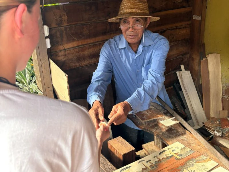 Mann in Holzwerkstatt in Ambositra