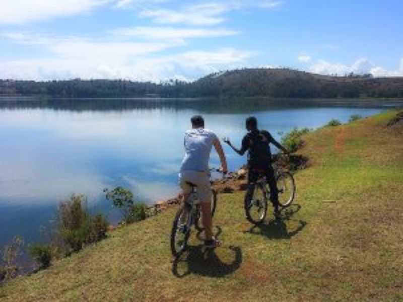 Fahrradfahren am Tritriva See Madagaskar
