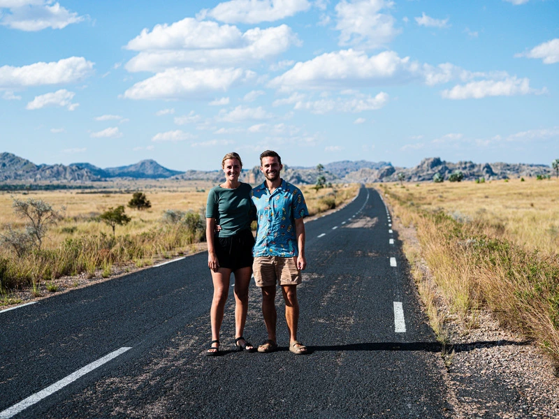 Madagaskar-Isalo-Paar-auf-der-Strasse