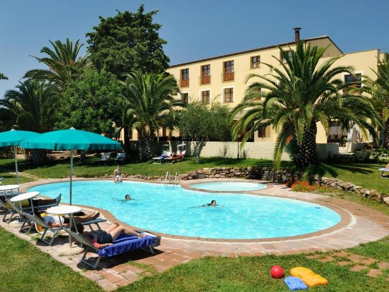 Poolbereich Ihrer Unterkunft in Alghero, Sardinien