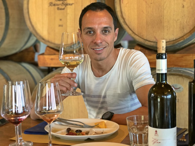 Weinverkostung auf einem lokalen Weingut in Italien