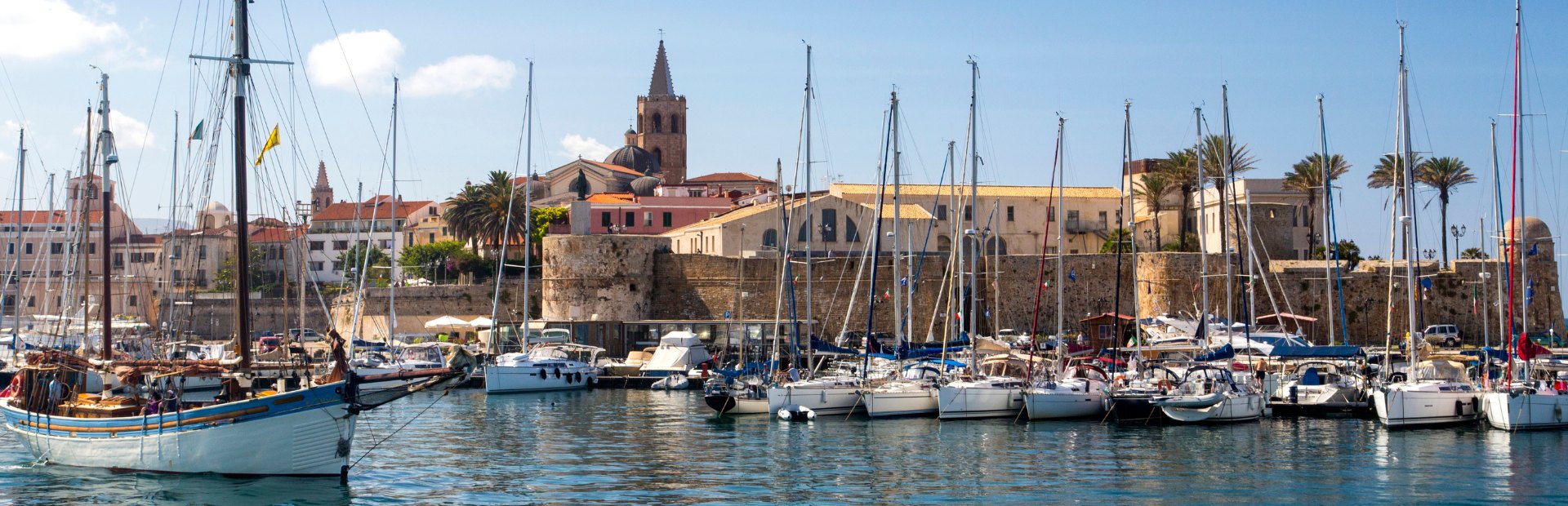 Blick auf Hafen und Stadt in Sardinien, Italien