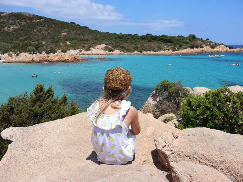 Kind überblickt Costa Smeralda, Sardinien