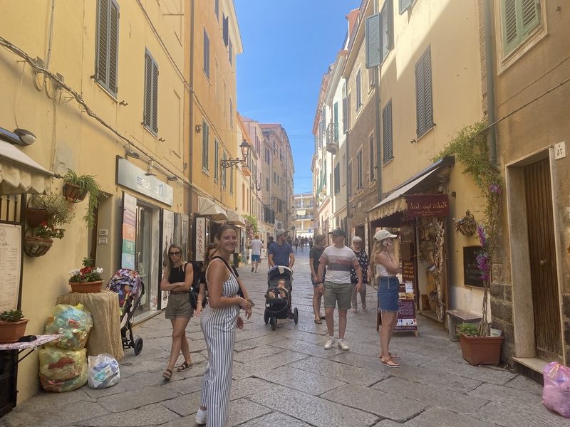 Gasse mit Reisender in Alghero, Sardinien