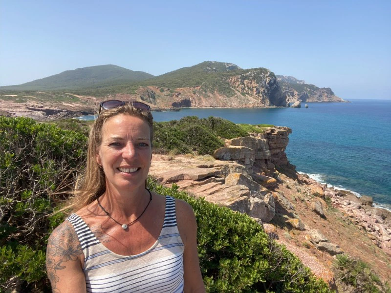 Frau an der Küste von Sardinien, Italien