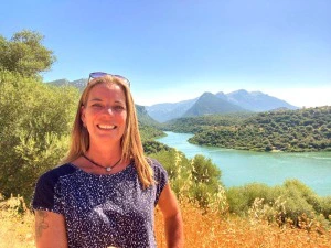 Sardinien, Supramonte Mountains mit Reisender und Aussicht im Hintergrund