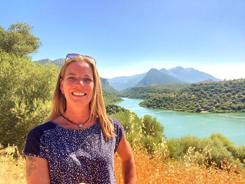 Sardinien, Supramonte Mountains mit Reisender und Aussicht im Hintergrund