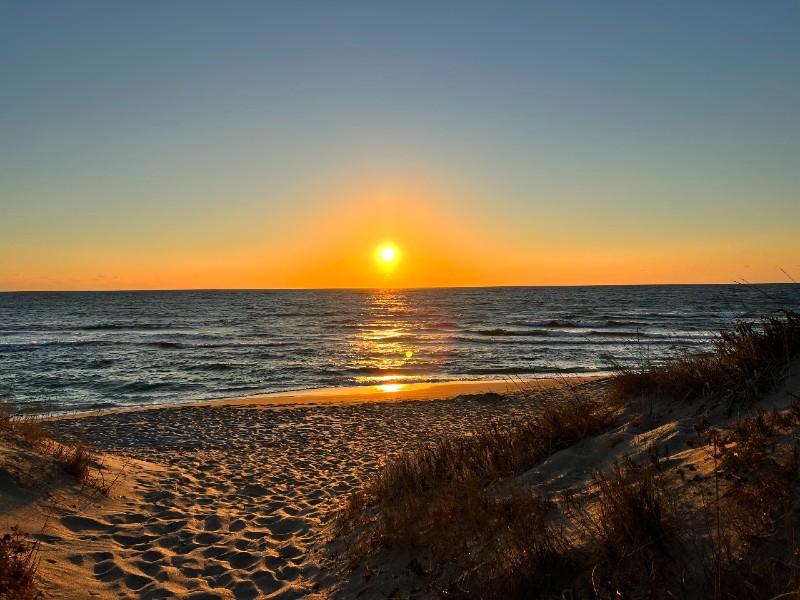Sonnenuntergang am Strand in Sardinien, Italien