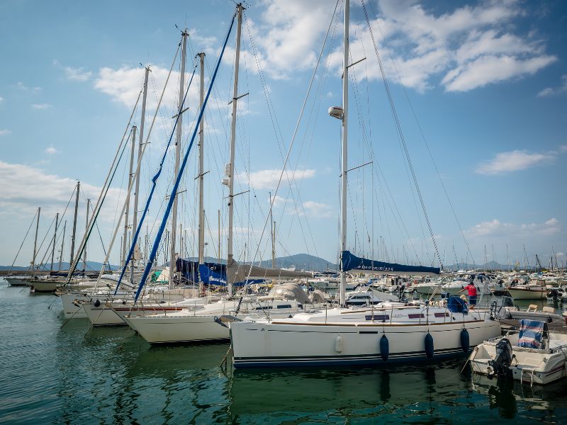 Italien Sardinien Alghero Hafen mit Segelbooten