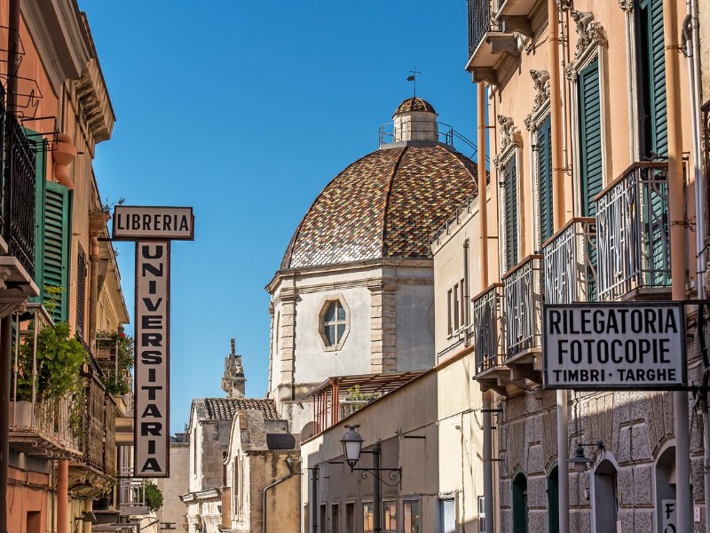Straße mit Blick auf Kirchenkuppel in Cagliari, Sardinien