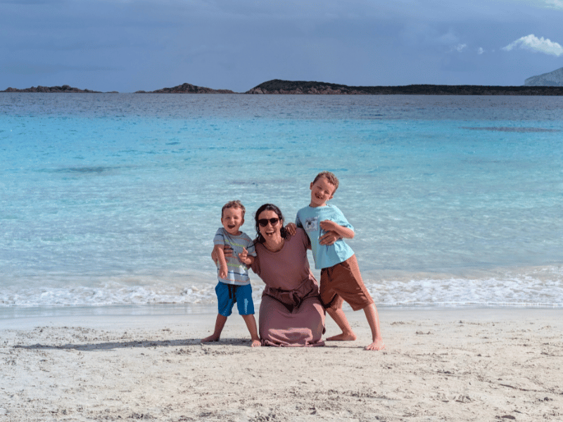Kinder am Strand in Sardinien, Italien