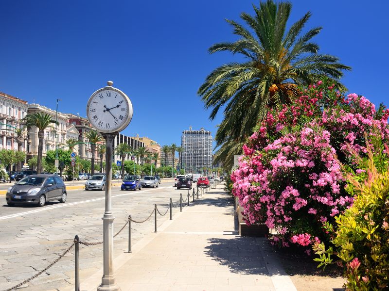 Blick auf eine Straße in Cagliari, Sardinien