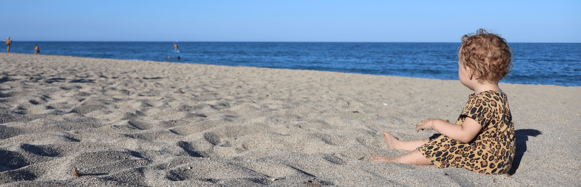 Kind am Strand in Sardinien, Italien
