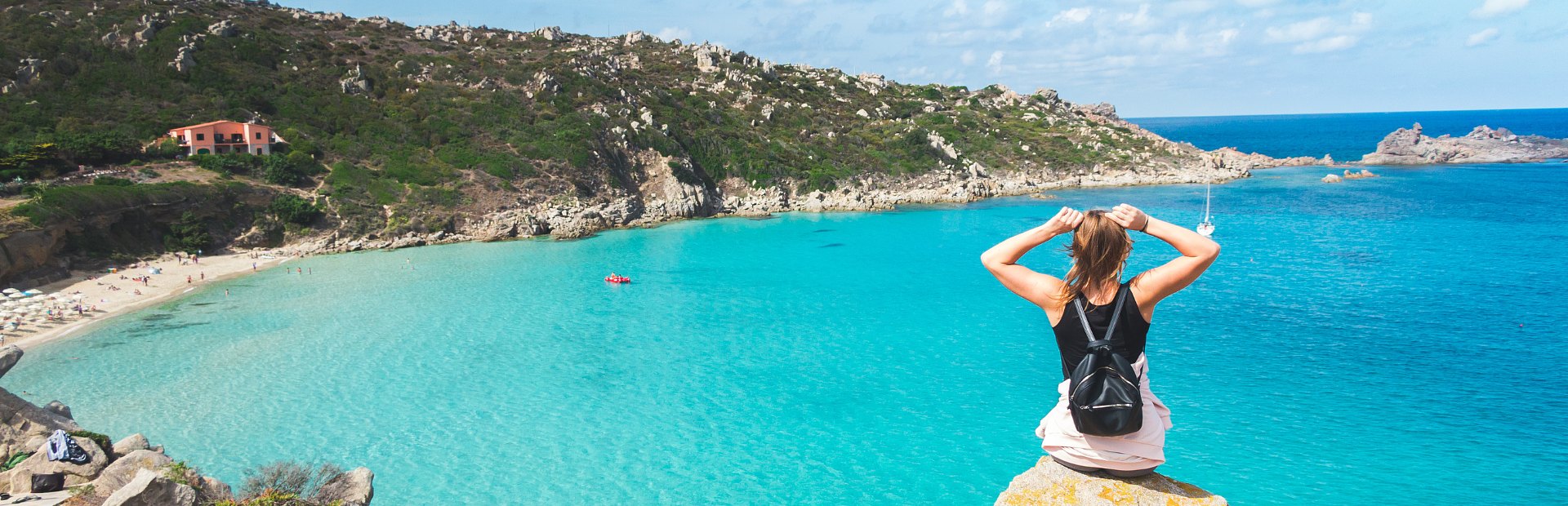 Frau an der Küste von Sardinien