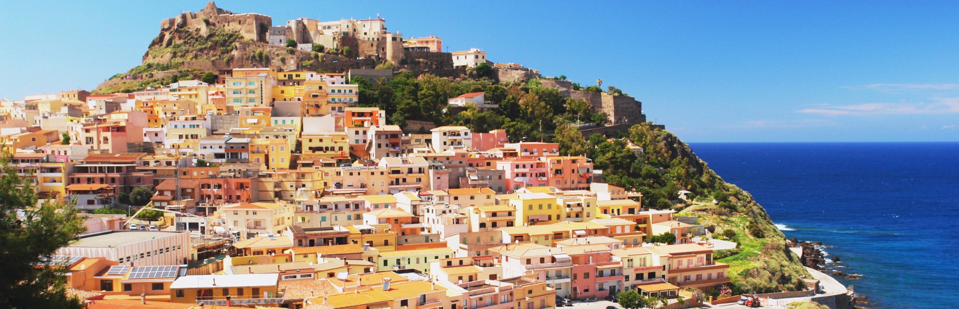 Blick auf Küstenstadt in Sardinien, Italien