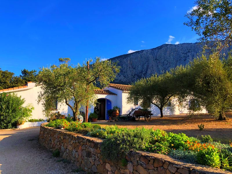 Außenansicht des Agriturismo im Supramonte-Gebirge, Sardinien