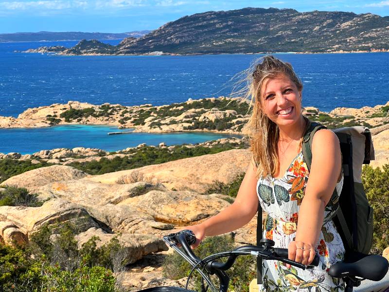 Frau an der Küste von La Maddalena, Sardinien