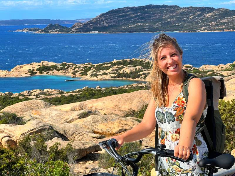 Frau an der Küste von La Maddalena, Sardinien