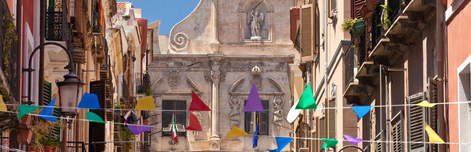 Geschmückte Straße in Cagliari, Sardinien