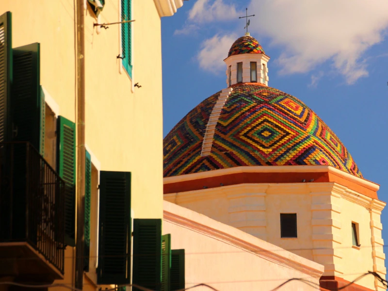Bunte Kirche in Alghero, Sardinien