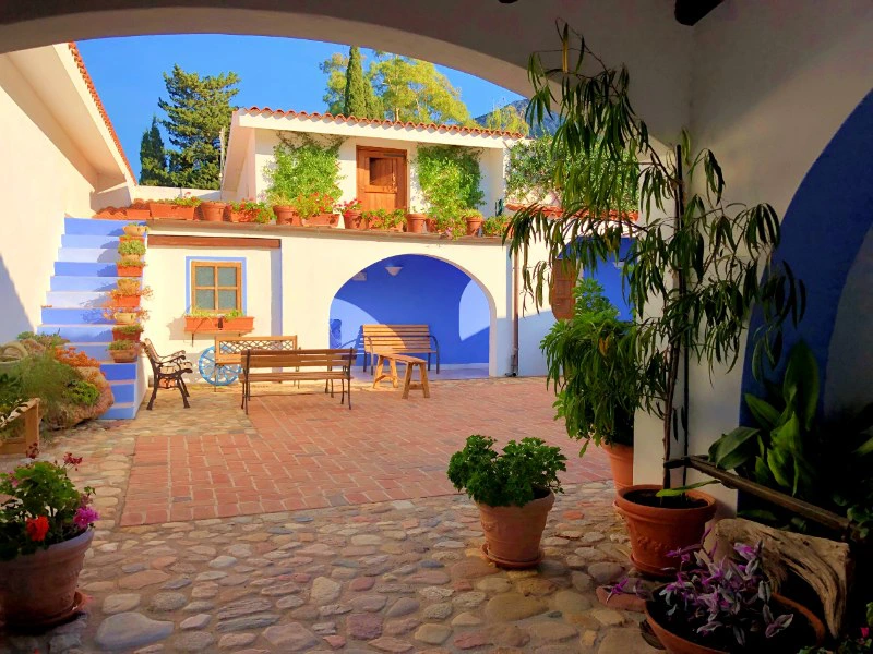 Innenhof vom Hotel in Supramonte