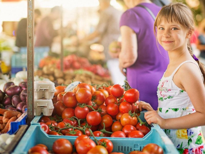 Kind auf Markt in Cagliari, Sardinien