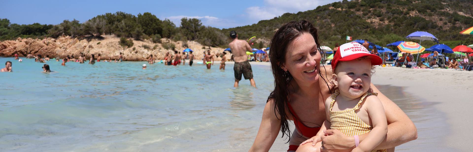 Familie am Strand in Sardinien