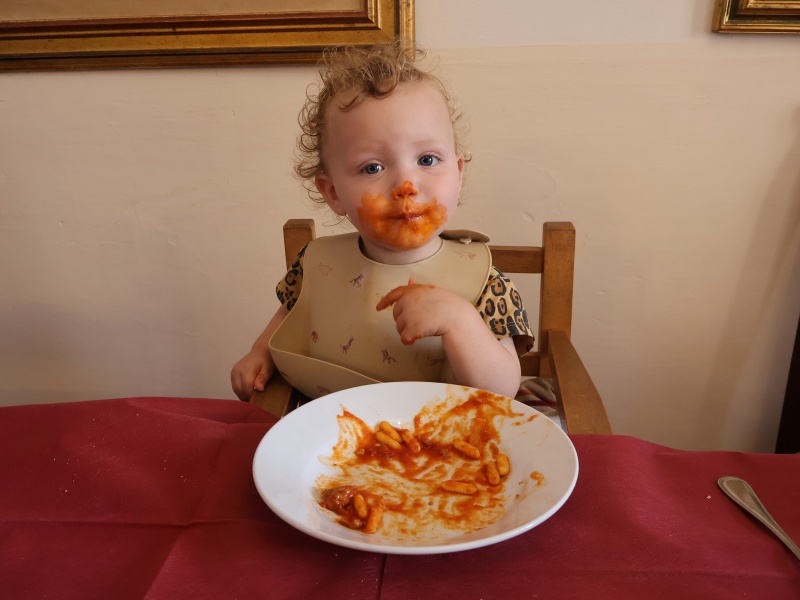 Kind beim Essen, Sardinien
