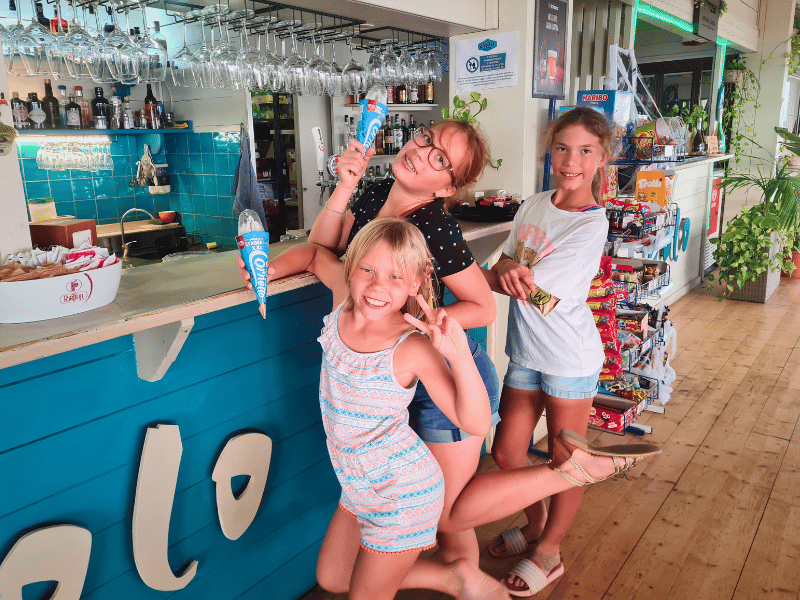 Kinder kaufen Eis in Sardinien