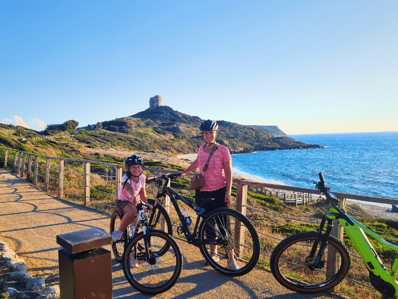 Familie bei einer Fahrradtour am Meer in Sinis in Sardinien