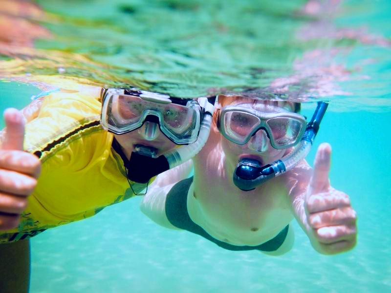Schnorchelnde Kinder an der Costa Smeralda