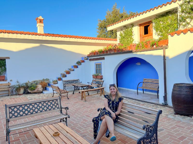 Reisende auf der TErrasse eines Agriturismo, Sardinien