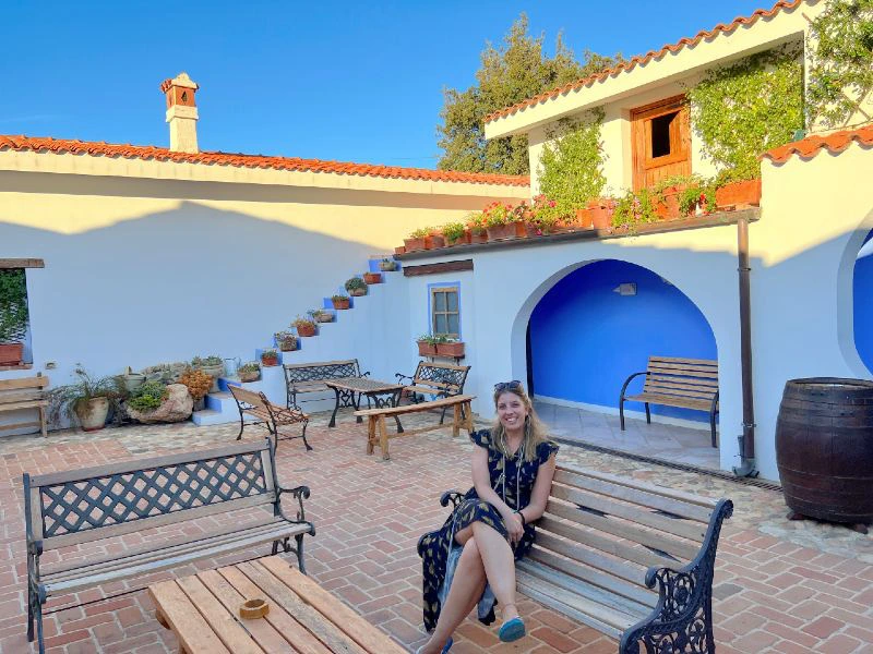 Reisende auf der TErrasse eines Agriturismo, Sardinien