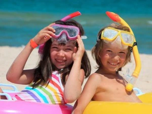 Kinder am Strand auf Sardinien