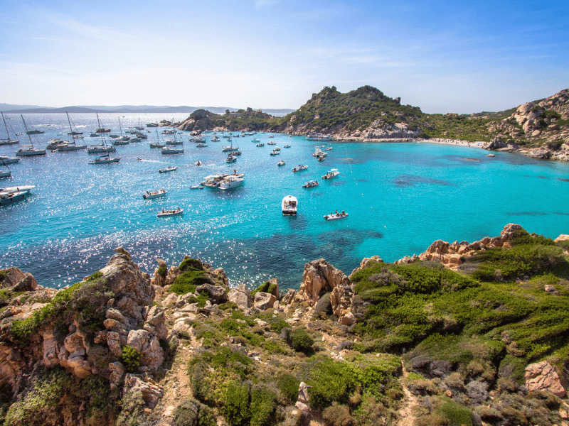 Segelboote in der Cala Corsara, Italien, Sardinien