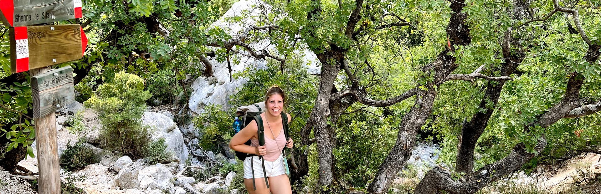 Frau wandert in den Bergen von Sardinien