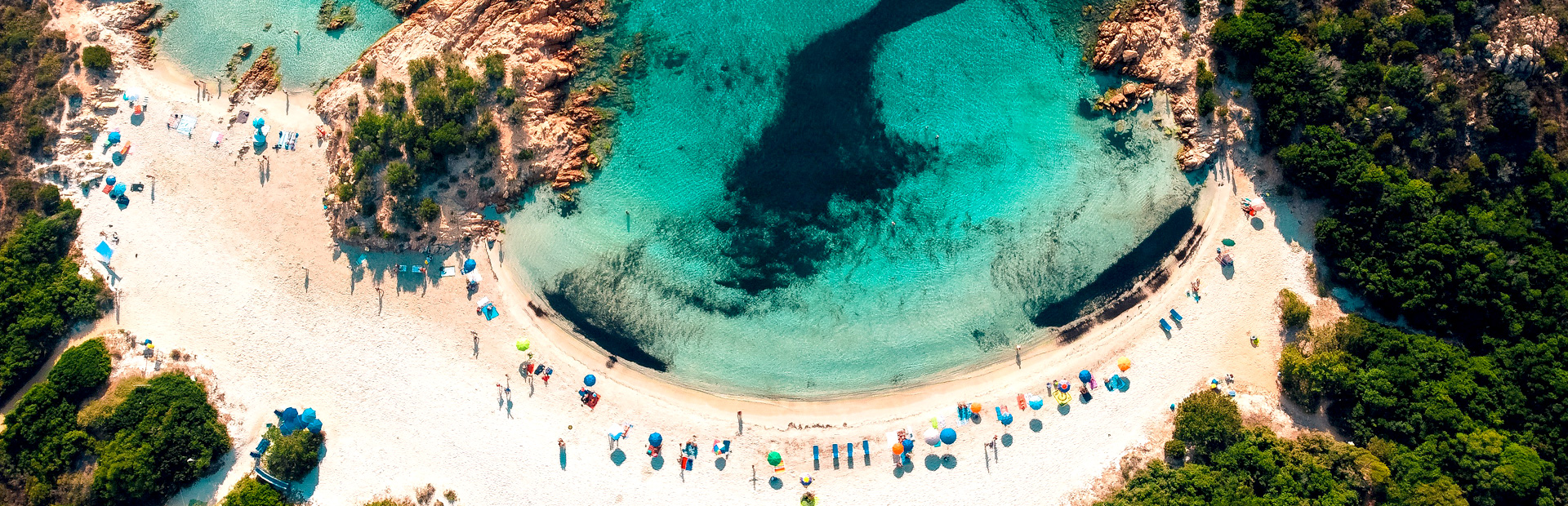 Blick auf Strand von Sardinien