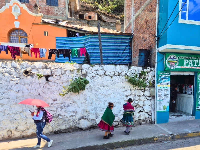Einheimische in einem Anden Dorf, Ecuador